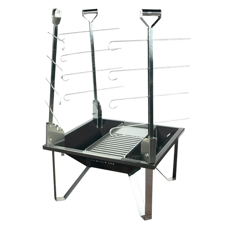 Churrasqueira Fogo de Chão Esmaltada + 3 Estacas + 12 Espetos + Catraca de Elevação e Giro + 1 Grelha + 4 Pés + (Acessórios Todos em Inox)