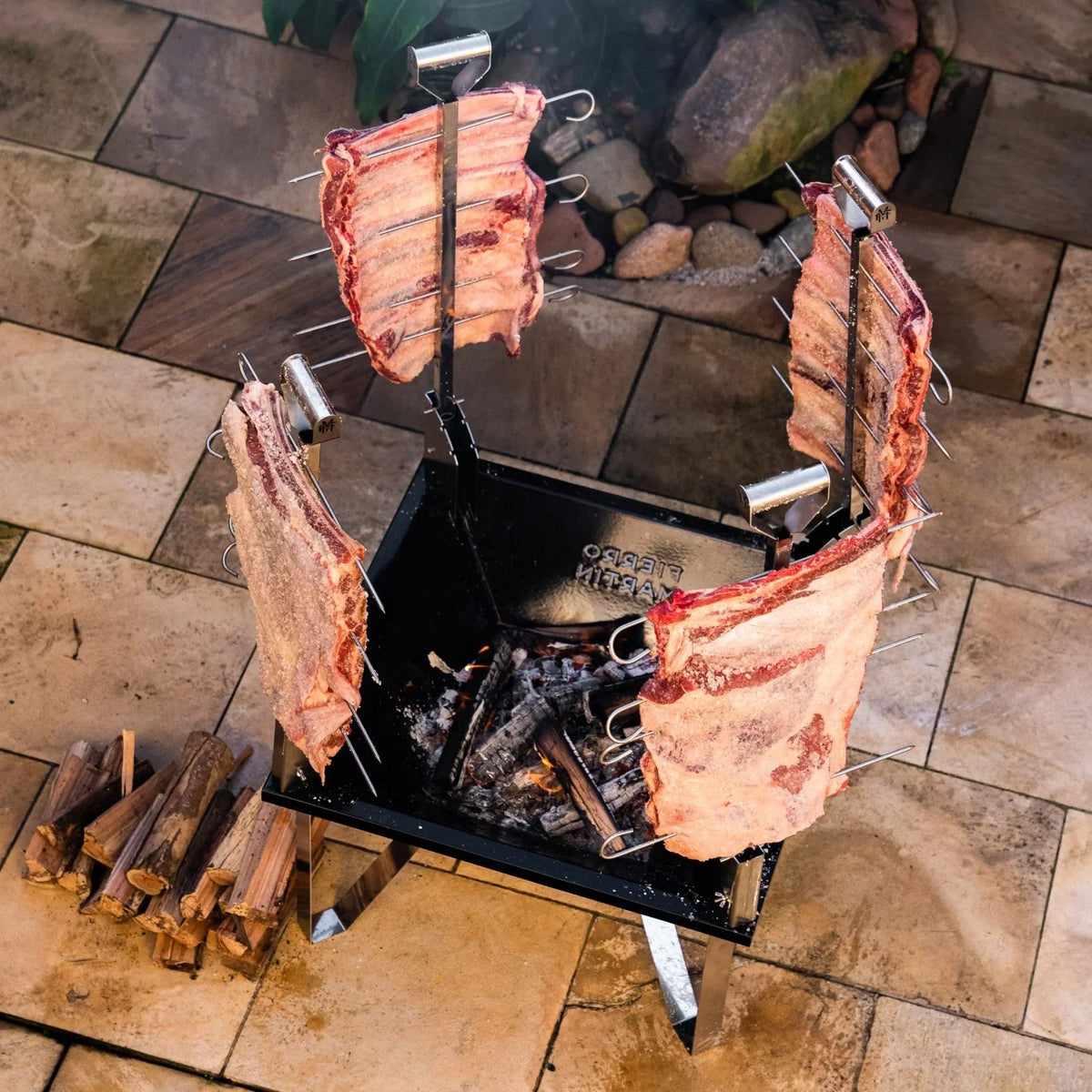 Churrasqueira Fogo de Chão Esmaltada + 2 Estacas + 8 Espetos + Catraca de Elevação e Giro + 1 Grelha + 4 Pés + (Acessórios Todos em Inox)