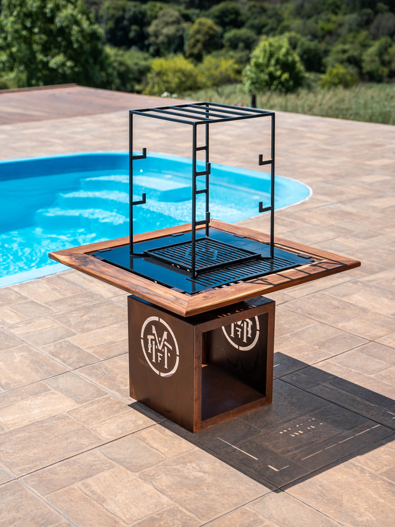 COMBO 1 - CHURRASQUEIRA BARN COM MOLDURA PERSONALIZADA + VARAL ALTO + ESTACA + TAMPA