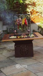 Churrasqueira Fogo de Chão Esmaltada + 2 Estacas + 8 Espetos + Catraca de Elevação e Giro + 1 Grelha + 4 Pés + (Acessórios Todos em Inox)